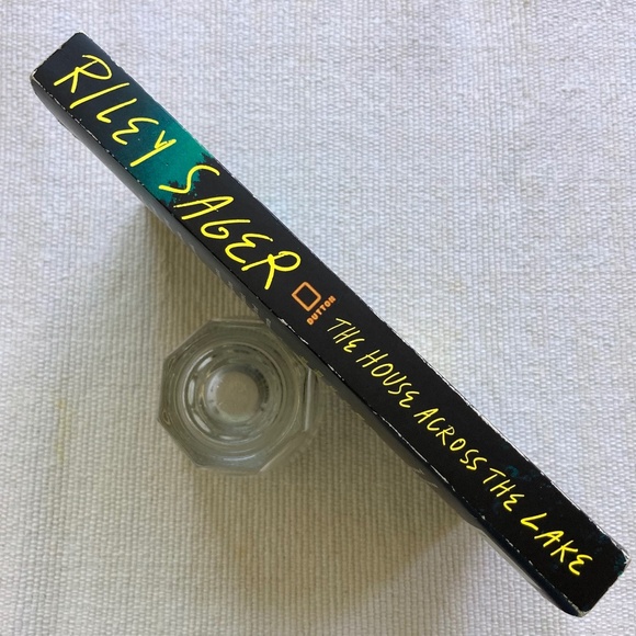 The House Across the Lake RILEY SAGER Paperback Book - Picture 3 of 3